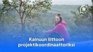 Tyttö istuu kalliolla