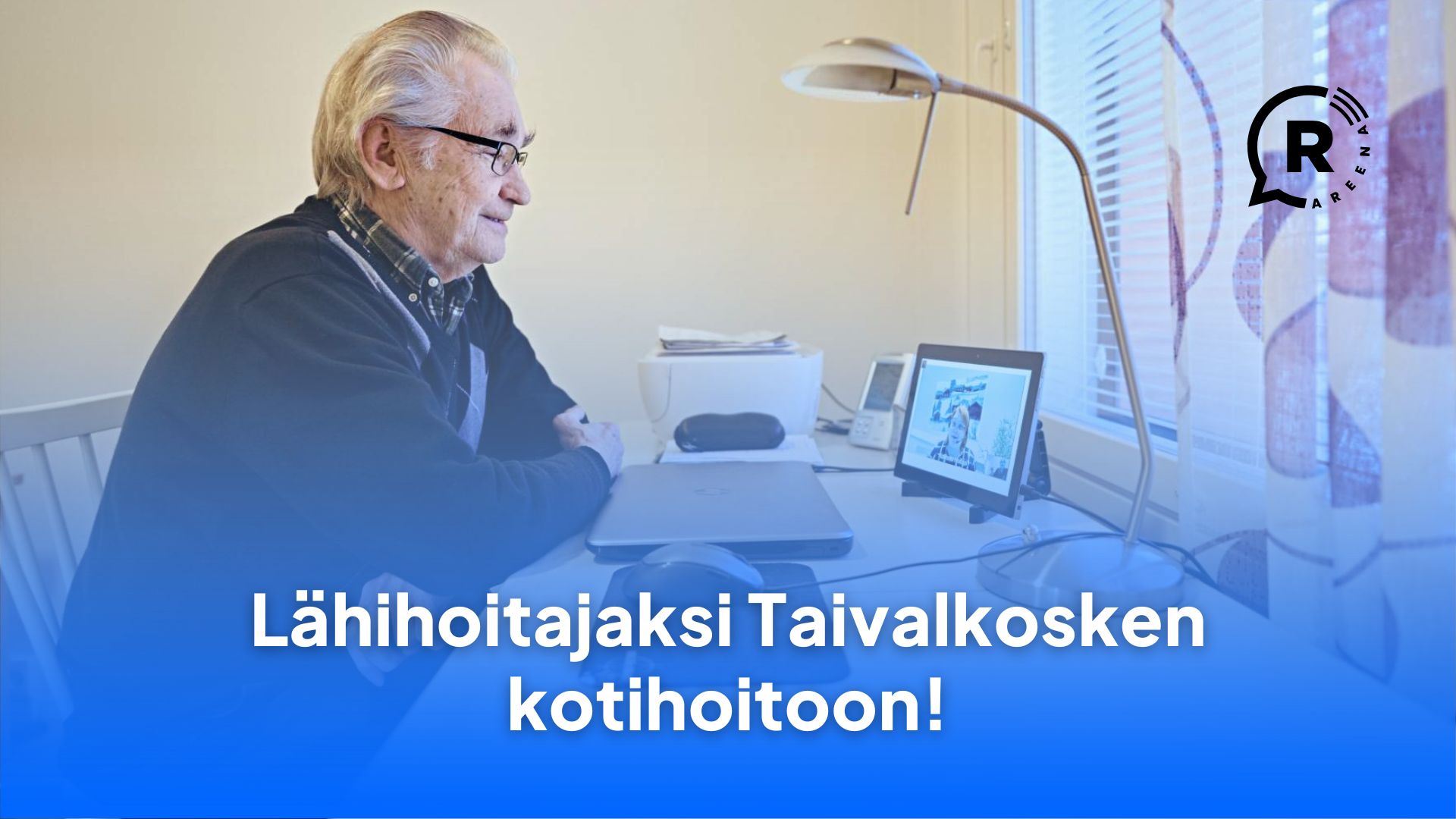 vanhempi mies juttelee hoitajan kanssa tabletin välityksellä