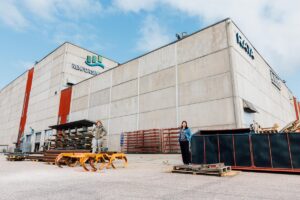 Salla Ventonen ja Niina Ahtonen RATA -rakennuksen edessä